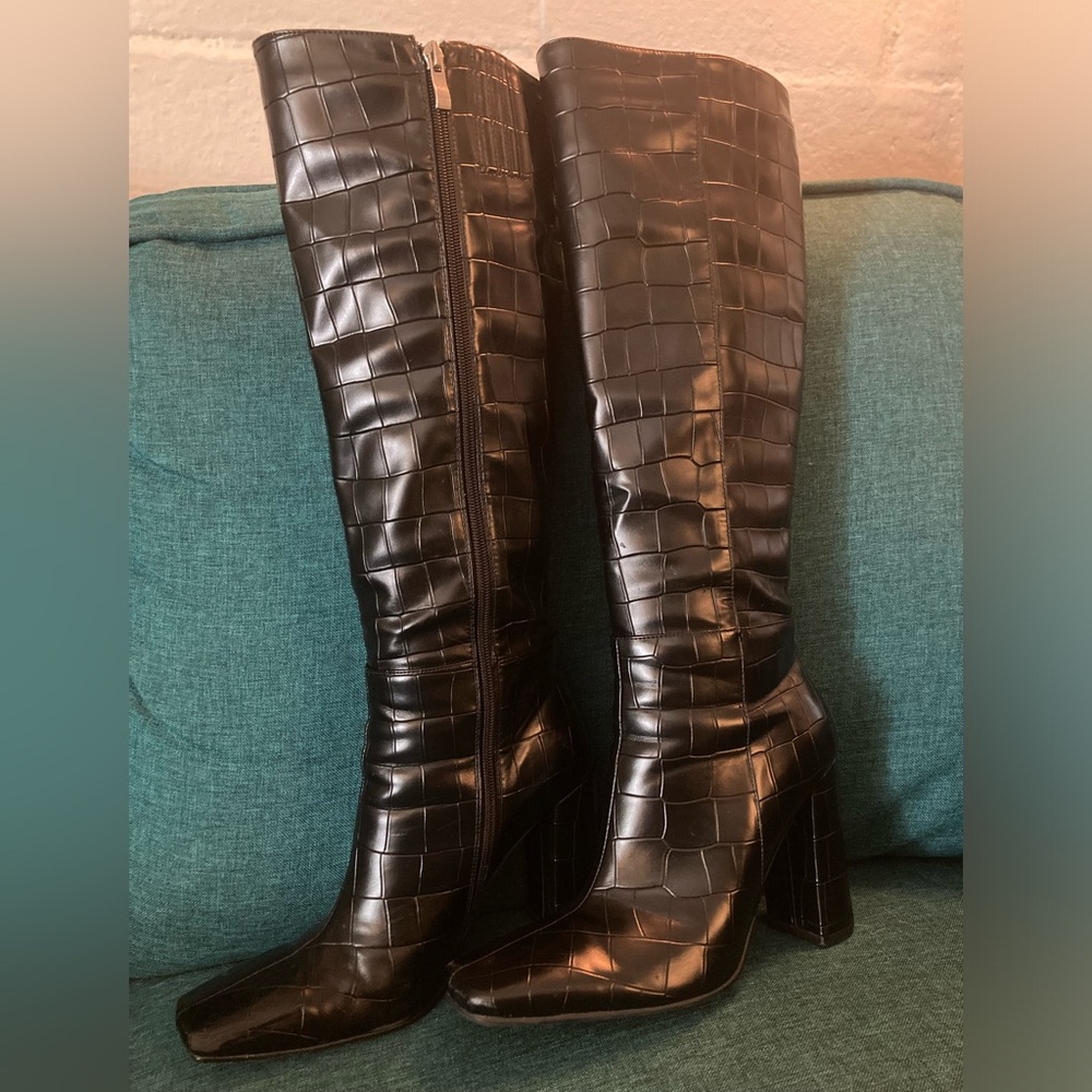Knee-high Black Textured Boots
